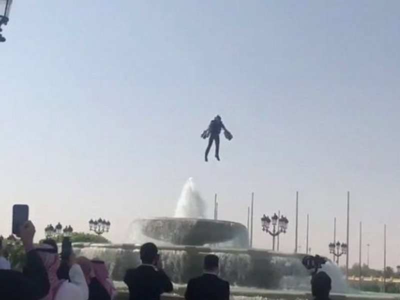 فيديو يوثق تحليق الرجل الطائر ريتشارد في سماء الرياض